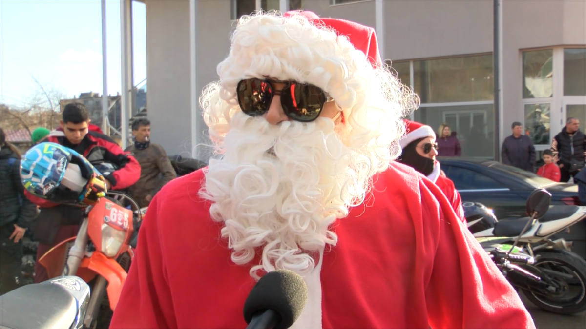 Над 500 мотористи преоблечени като Дядо Коледа тръгнаха на шествие