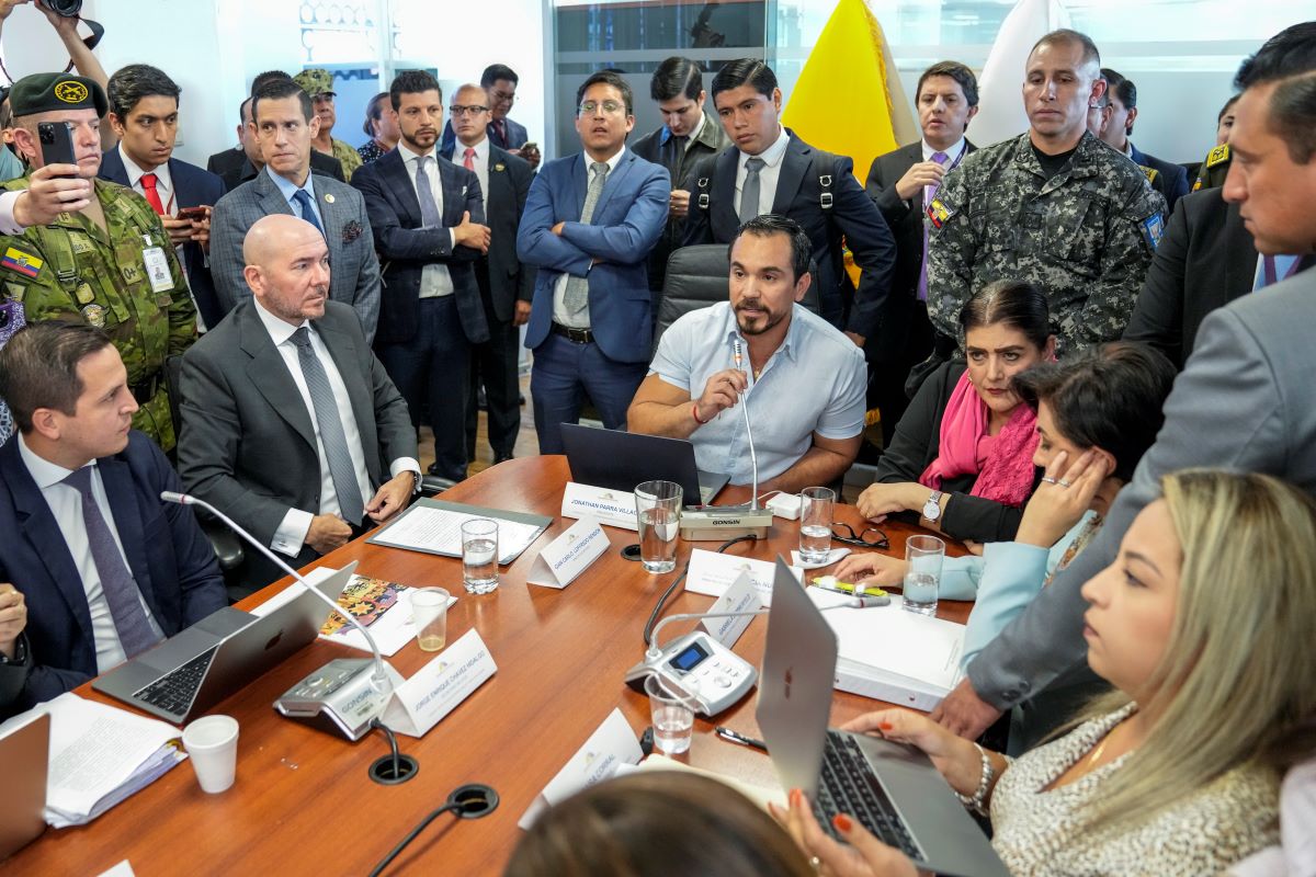 Дипломатическата криза породена от нахлуването на еквадорските власти в посолството
