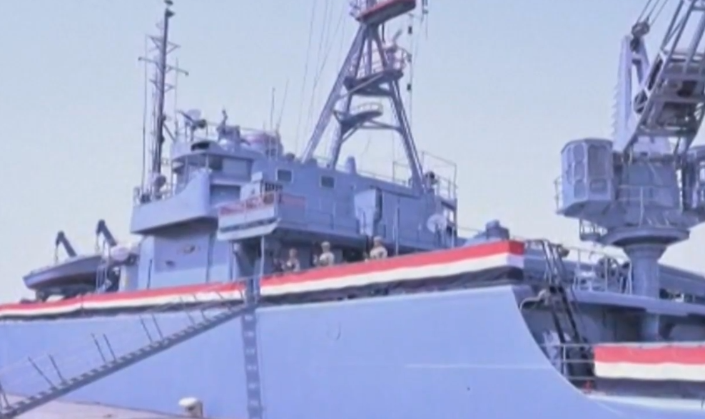 Боен кораб превозващ около 270 тона хуманитарни доставки от Египет
