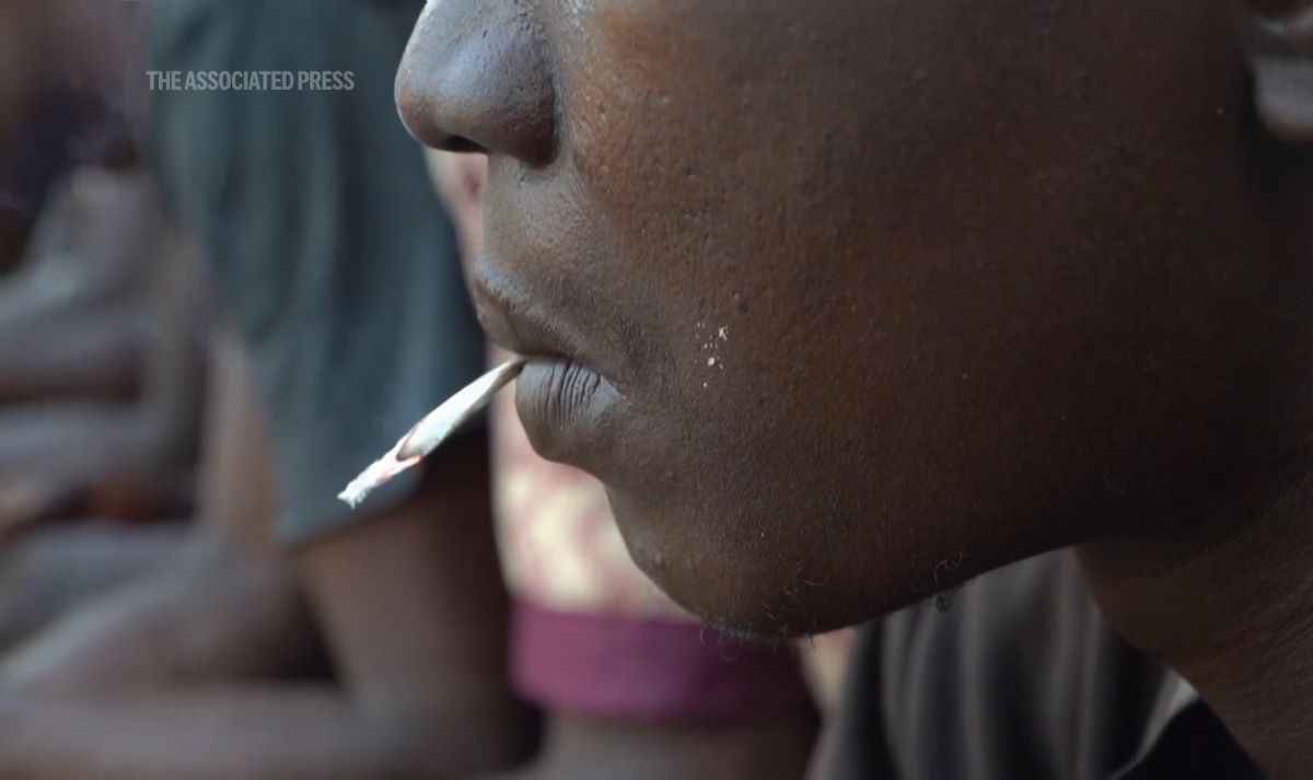 В Сиера Леоне евтин синтетичен наркотик опустошава младото население на