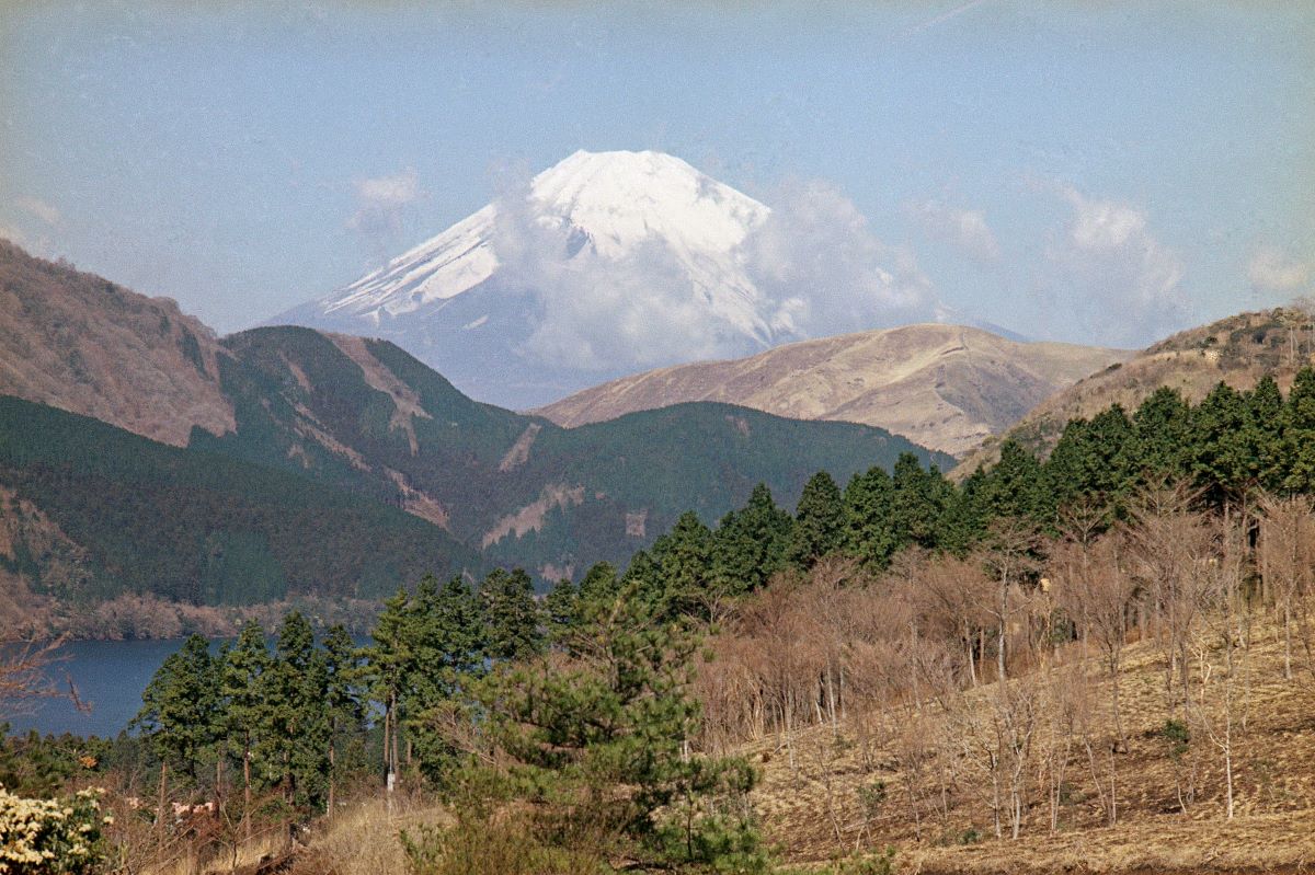 Емблематичната японска планина Фуджи привлича посетители от цял свят На
