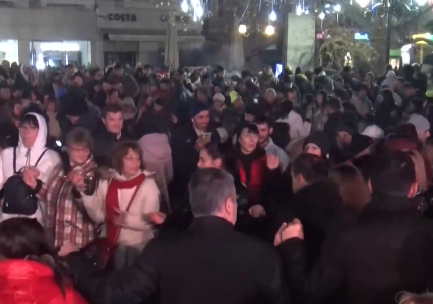 България посрещна новата 2023 година След двегодишна пауза в София хиляди празнуваха