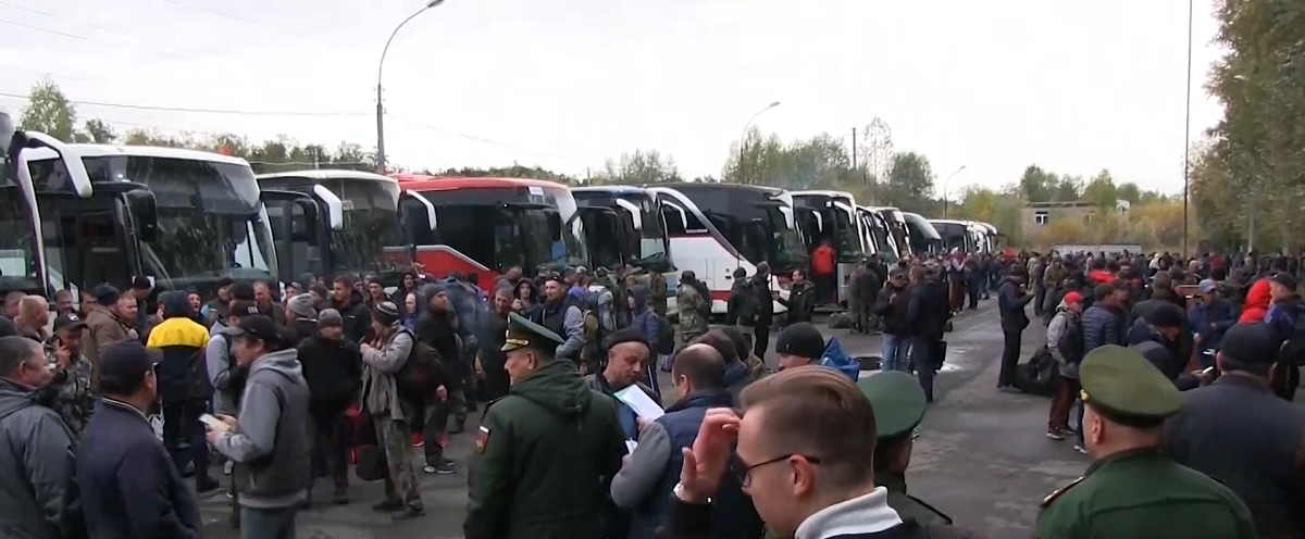 Хиляди руснаци продължават да бягат от страната си в опит да не