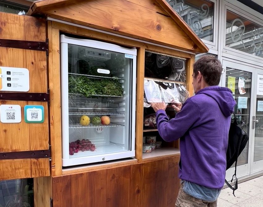 Обществени хладилници с безплатна храна поставят в Женева Кампанията е