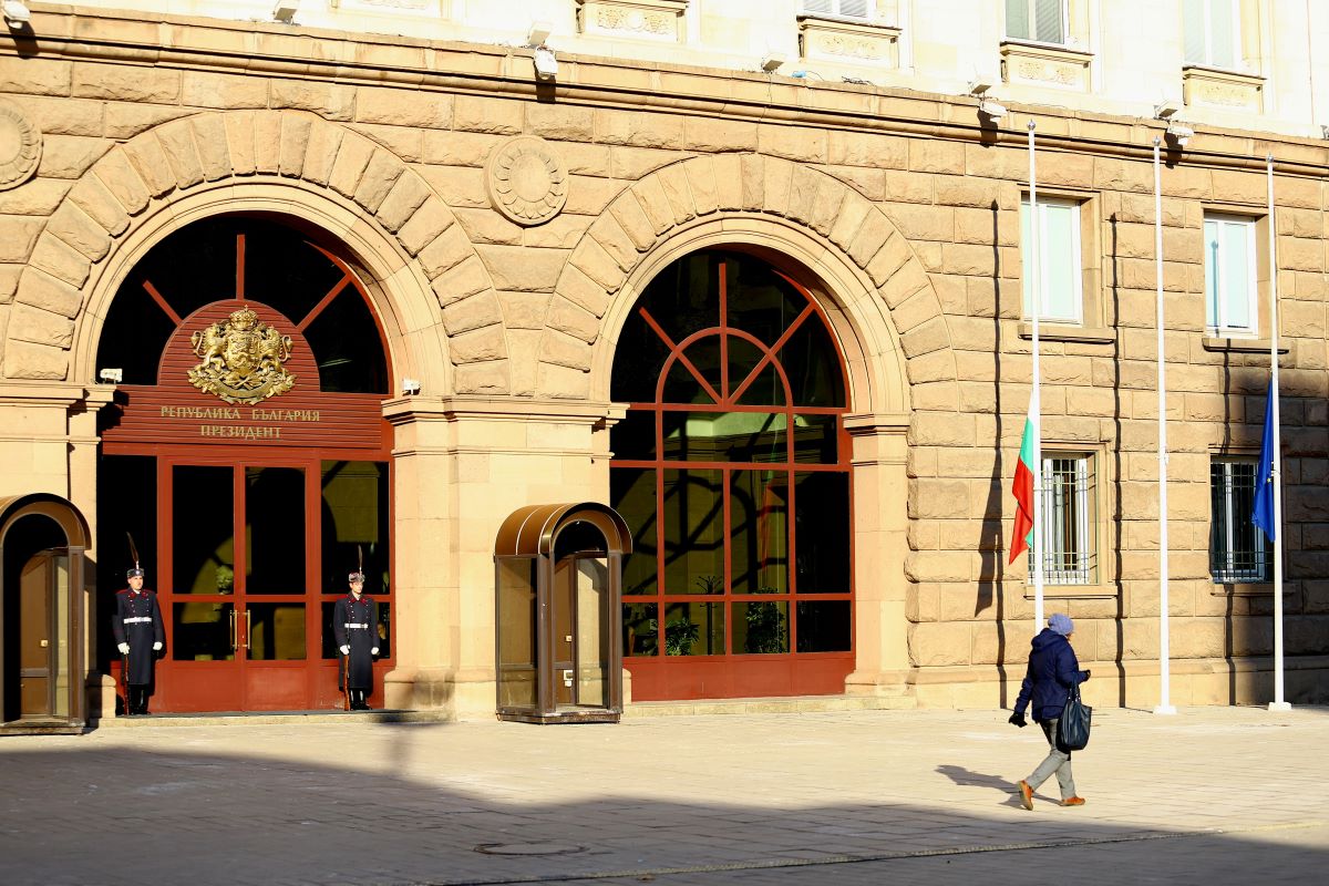 Българските национални знамена пред Министерски съвет и Президентството са свалени