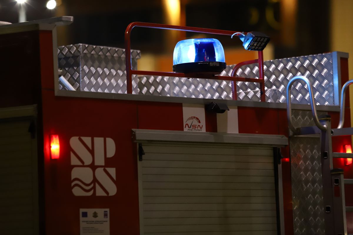 Пожарен автомобил украсен с коледни светлини радва децата във Велико