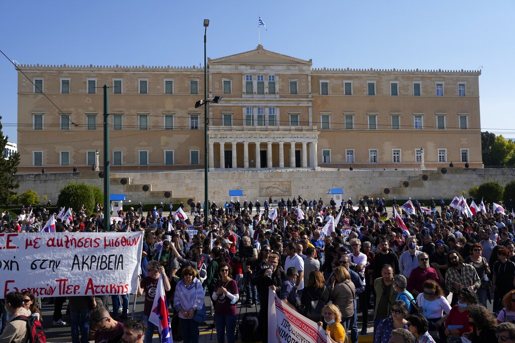 В сряда 24 часова стачка блокира съседна Гърция Около 30 000 души излязоха