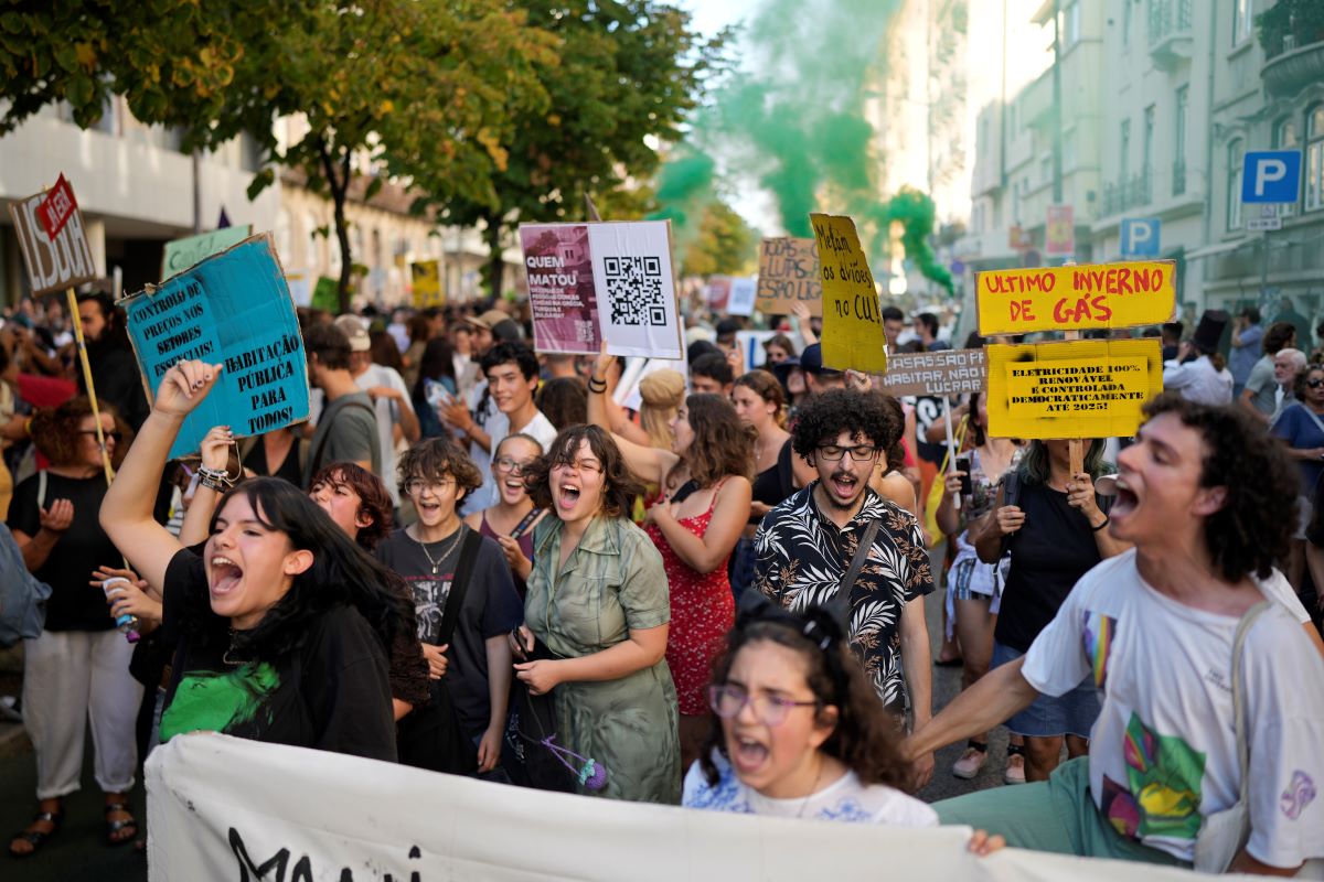 Няколко хиляди души излязоха по улиците на Лисабон и други