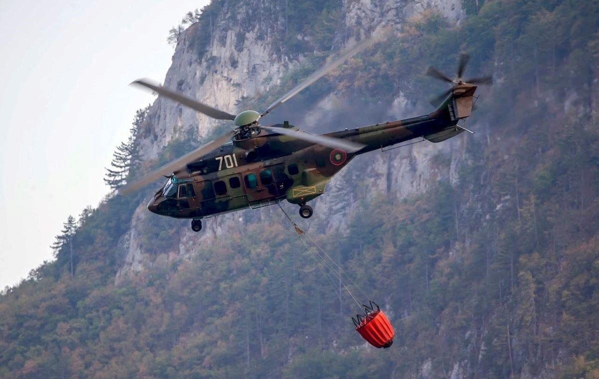 Продължава гасенето на големия пожар край родопското село Хвойна  Два хеликоптера на военновъздушните сили
