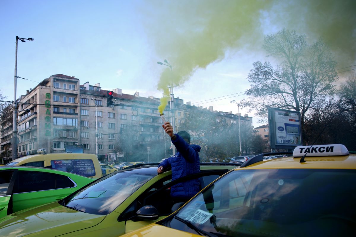 Таксиметрови шофьори от цялата страна излизат на протест днес обявявайки