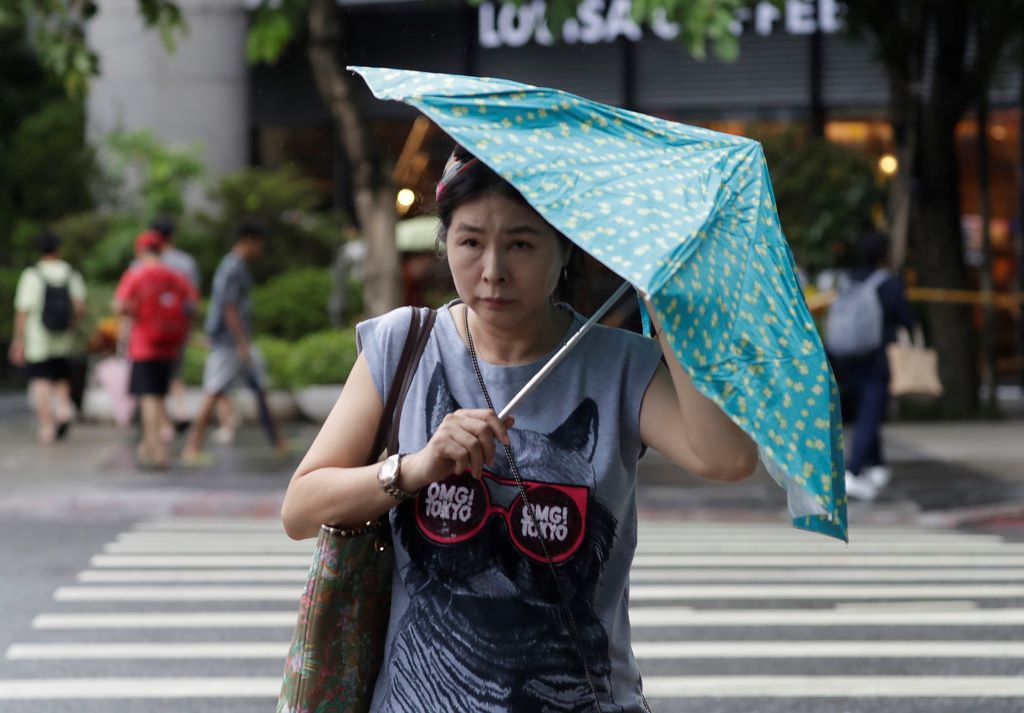 Тайфунът Хайкуей достигна Тайван с ветрове със сила над 150