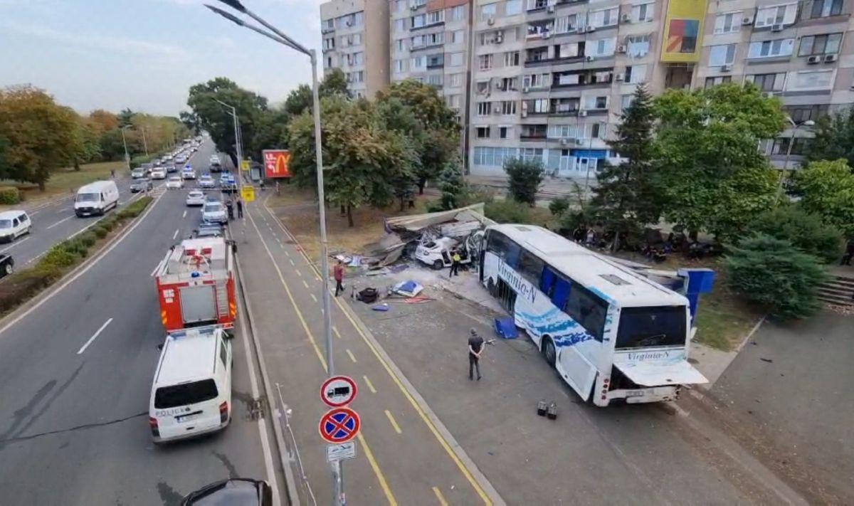 Автобус с мигранти блъсна патрулна кола в Бургас след гонка  
Двама