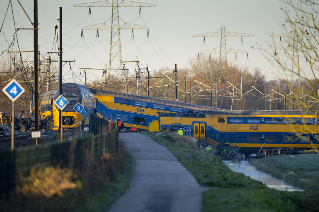Тежък инцидент с влак   който излезе от релсите в Нидерландия