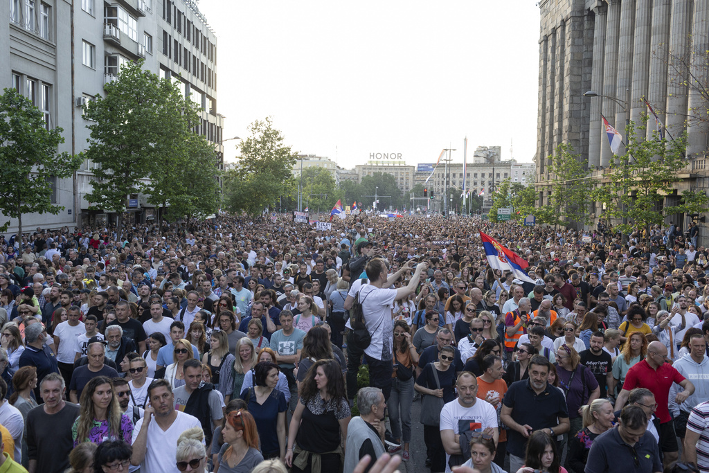 Десетки хиляди отново протестираха срещу действията на сръбското правителство след