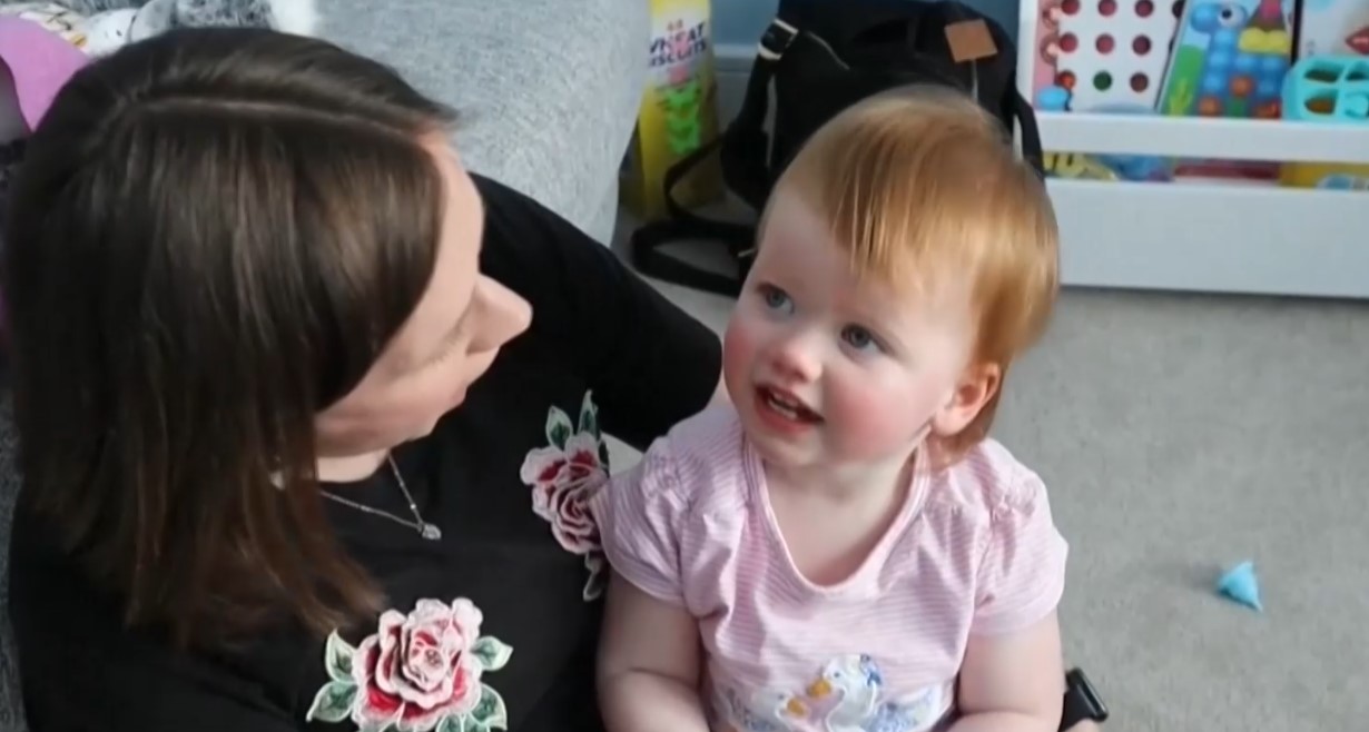 Момиченце на 18 месеца родено напълно глухо вече чува след
