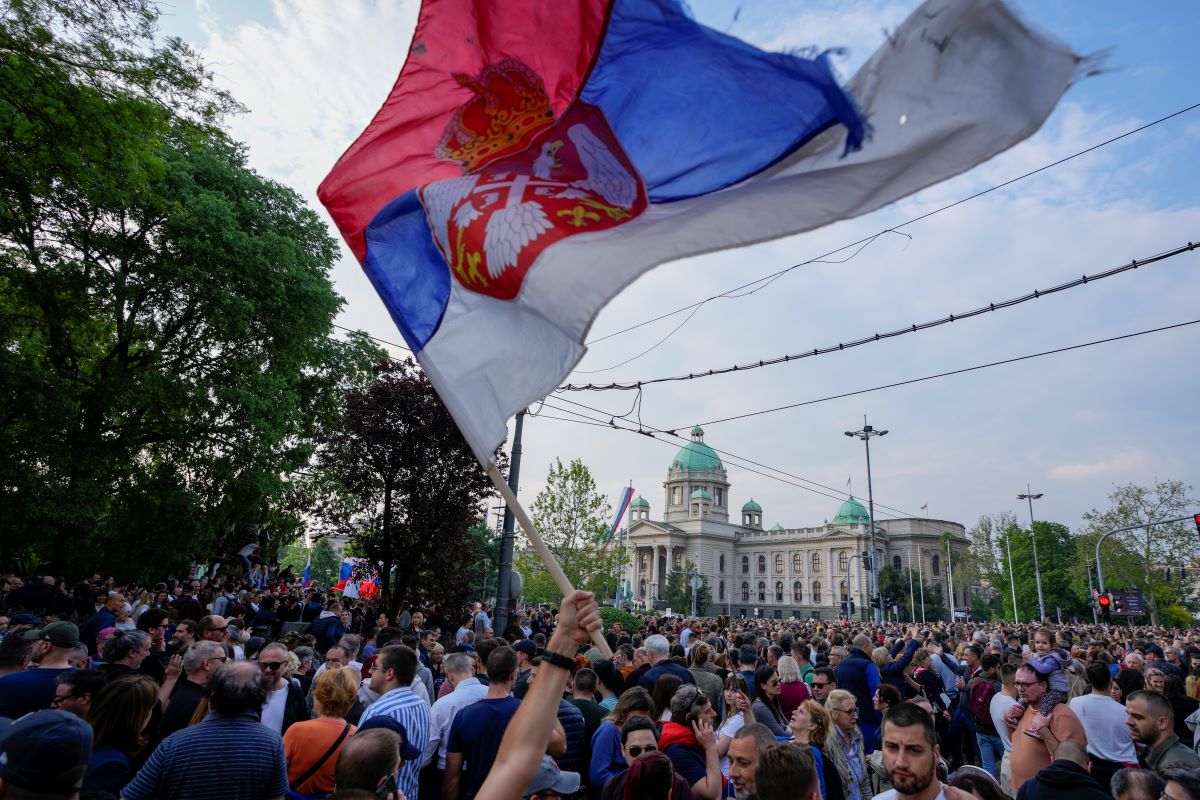 В Белград десетки хиляди протестираха срещу насилието след двете масови