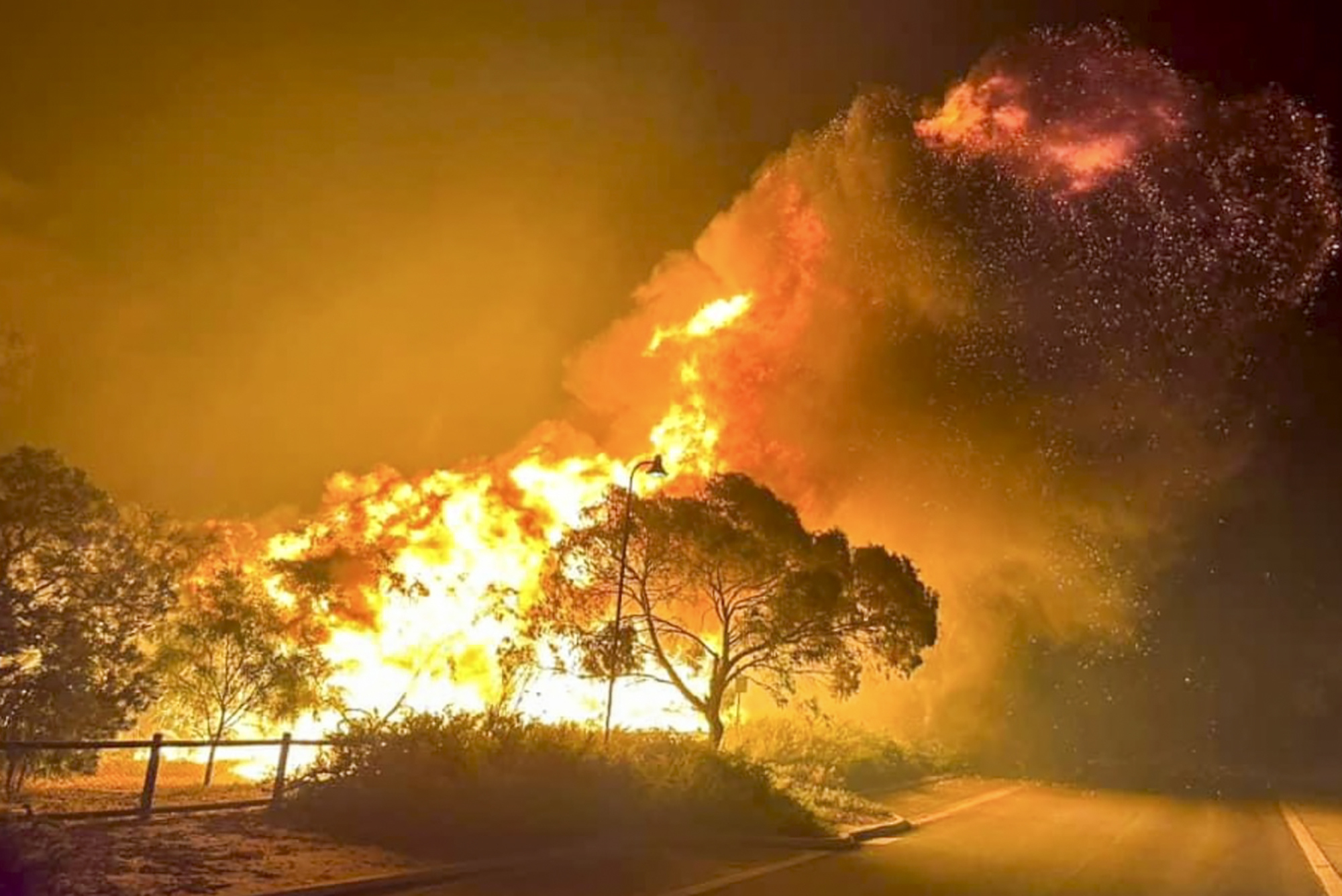 Неконтролируем горски пожар в австралийския щат Виктория наложи евакуацията на