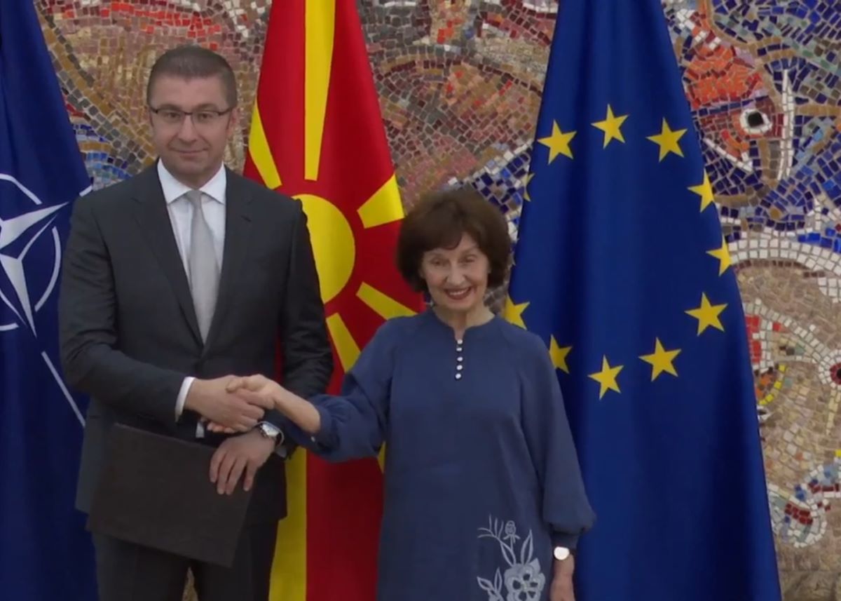 Президентът на Северна Македония Гордана Силяновска Давкова връчи на Християн Мицкоски