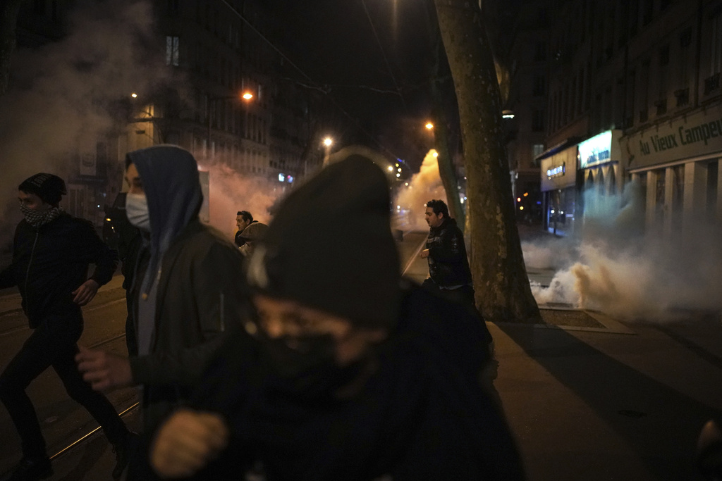 Стотици излязоха на протест в Париж след отхвърлянето на двата