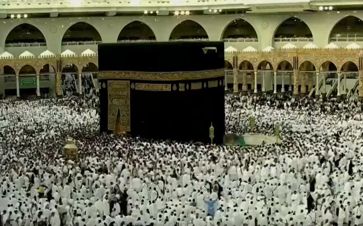 Хиляди мюсюлмани по целия свят отбелязват днес края на свещения