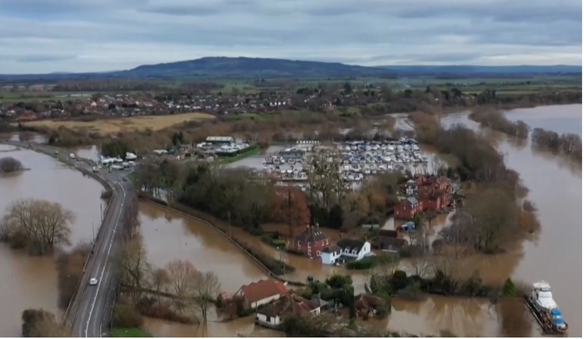 Жители на крайречни градове в Англия залети от проливните дъждове