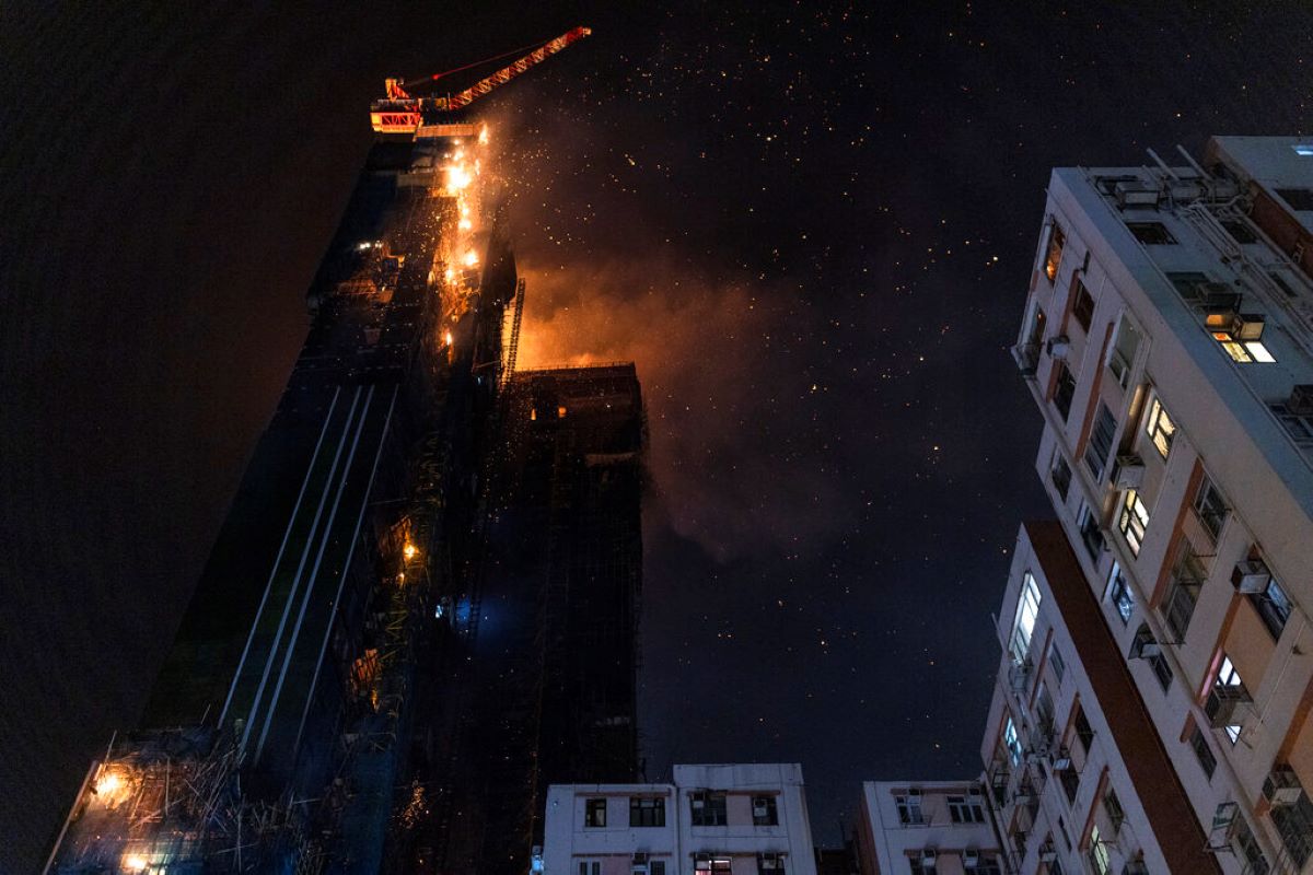Строяща се висока сграда в Хонконг избухна в пламъци и