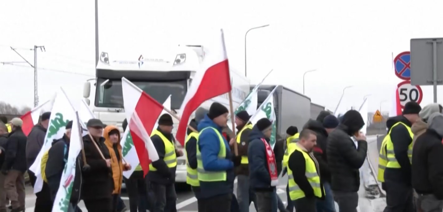 Около 2500 камиона са блокирани на границата между Полша и