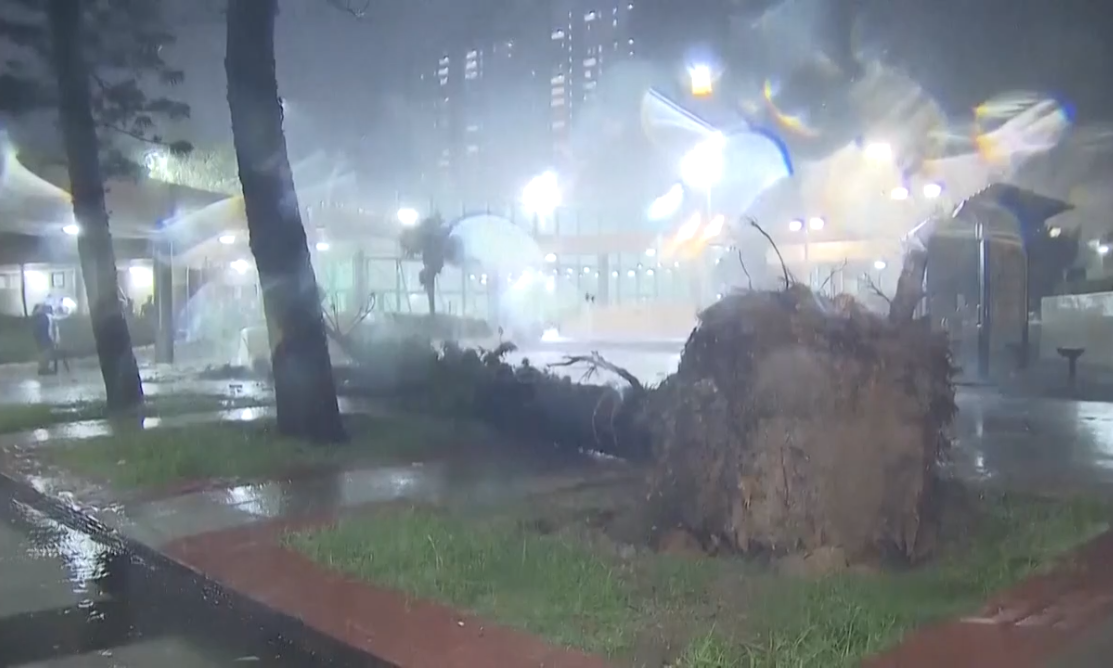 Супертайфунът Саола се стовари върху Хонконг и китайската провинция Гуандун
