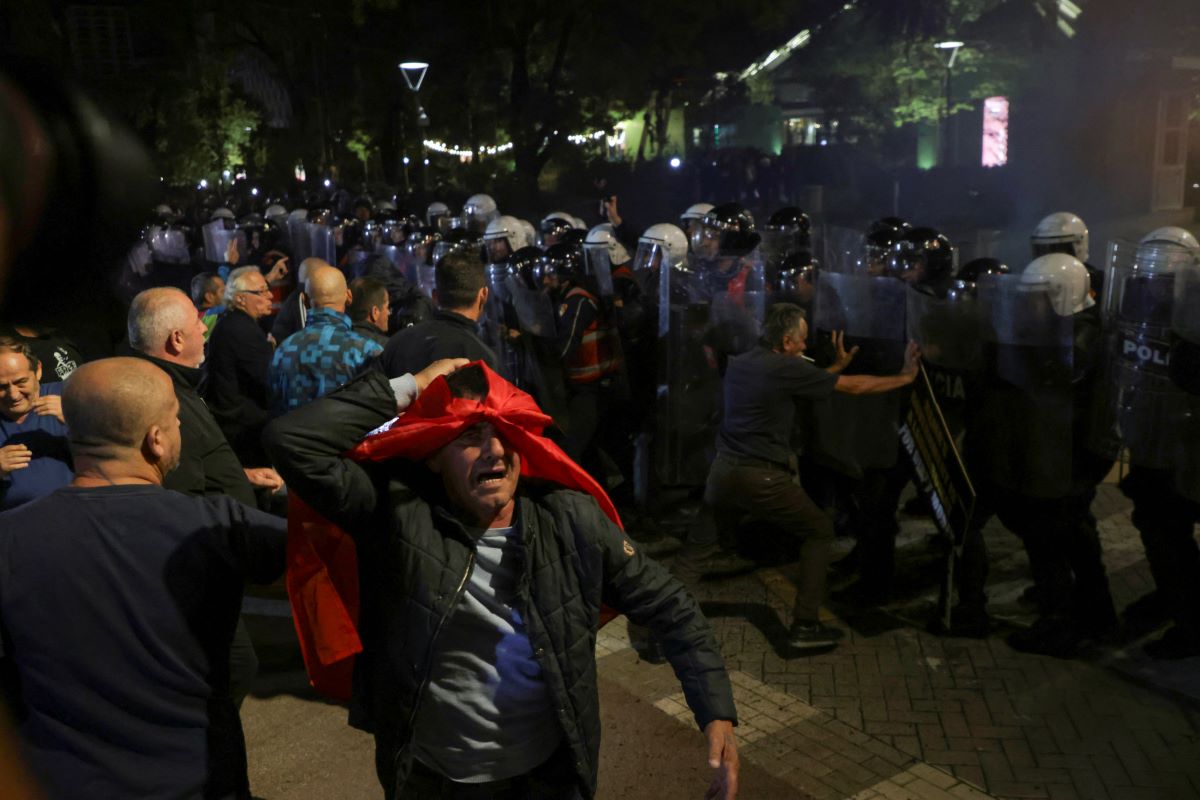 Привържениците на опозицията в Албания отново протестираха с искане правителството да