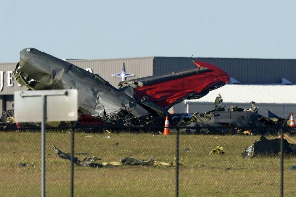 Шестима са загиналите след сблъсъка между изтребител и бомбардировач по време на авиошоу в
