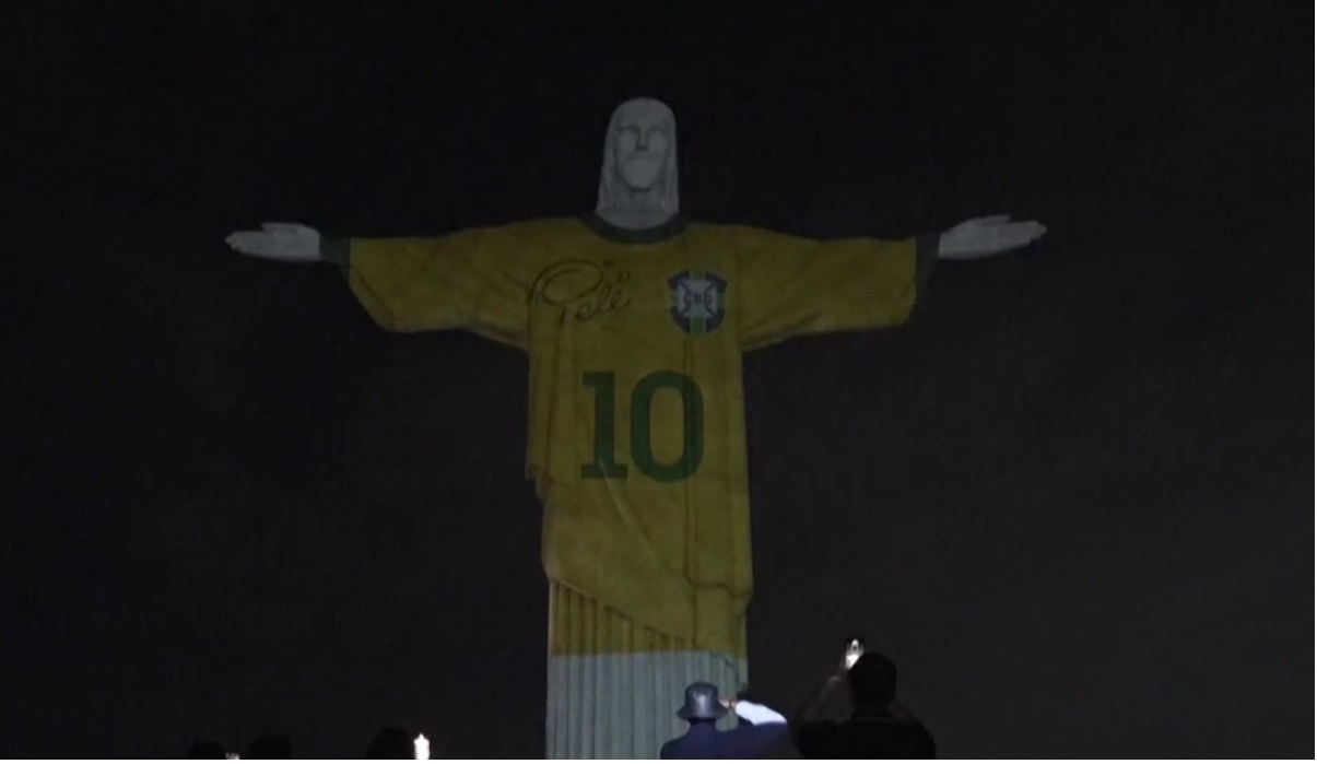 Статуята на Христос Спасителя облече фланелката на футболната легенда Пеле С
