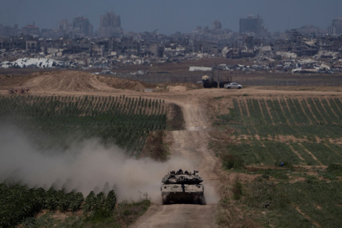 Продължават боевете в цялата ивица Газа  Израелските танкове навлязоха в центъра на