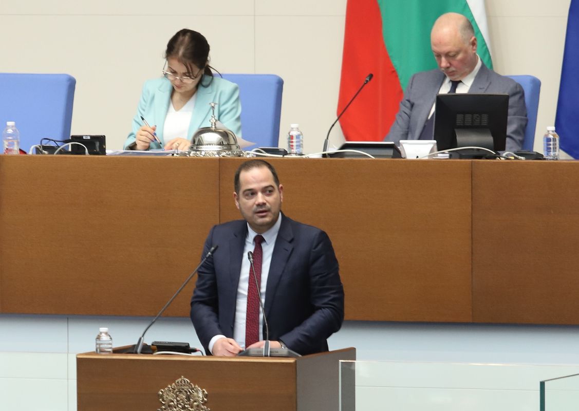 Депутатите изслушват извънредно вътрешния министър в оставка Калин Стоянов Причината зачестилите инциденти с мигранти Искането за изслушване