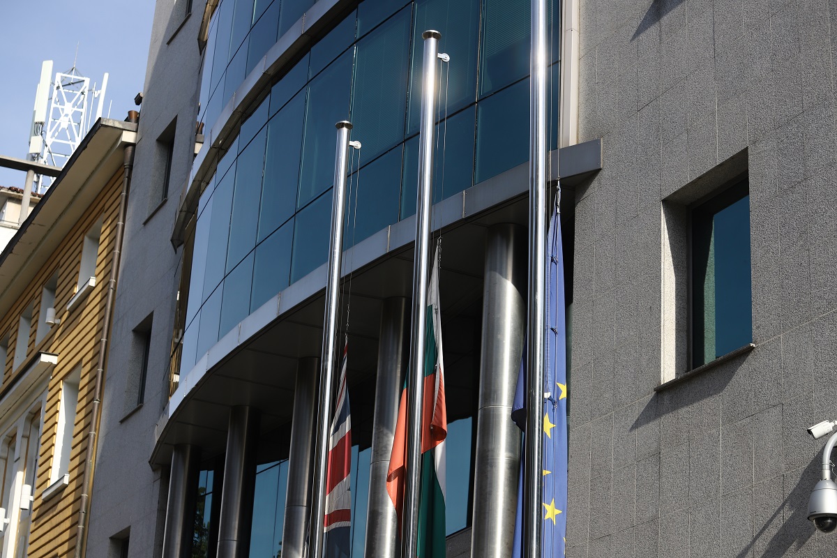 Флаговете пред британското посолство бяха свалени наполовина в знак на траур след кончината на