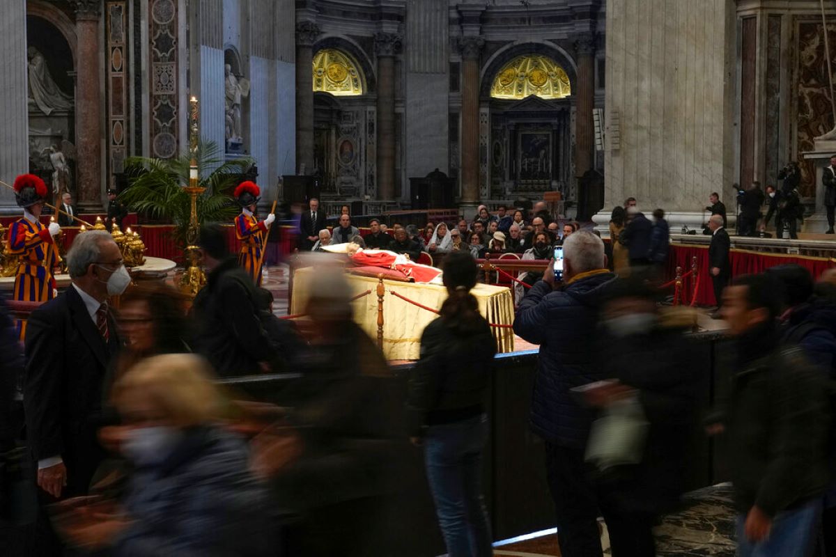 Католическият свят се прощава с папа Бенедикт XVI- във Ватикана започна поклонението