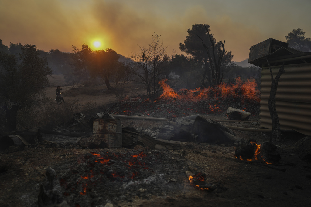 Продължават опустошителните пожари в Гърция На Корфу евакуират туристи и