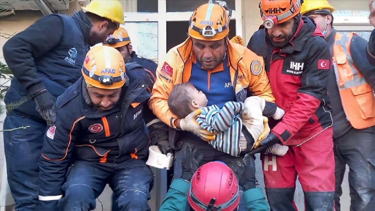 Момче на две години беше спасено изпод развалините в турския