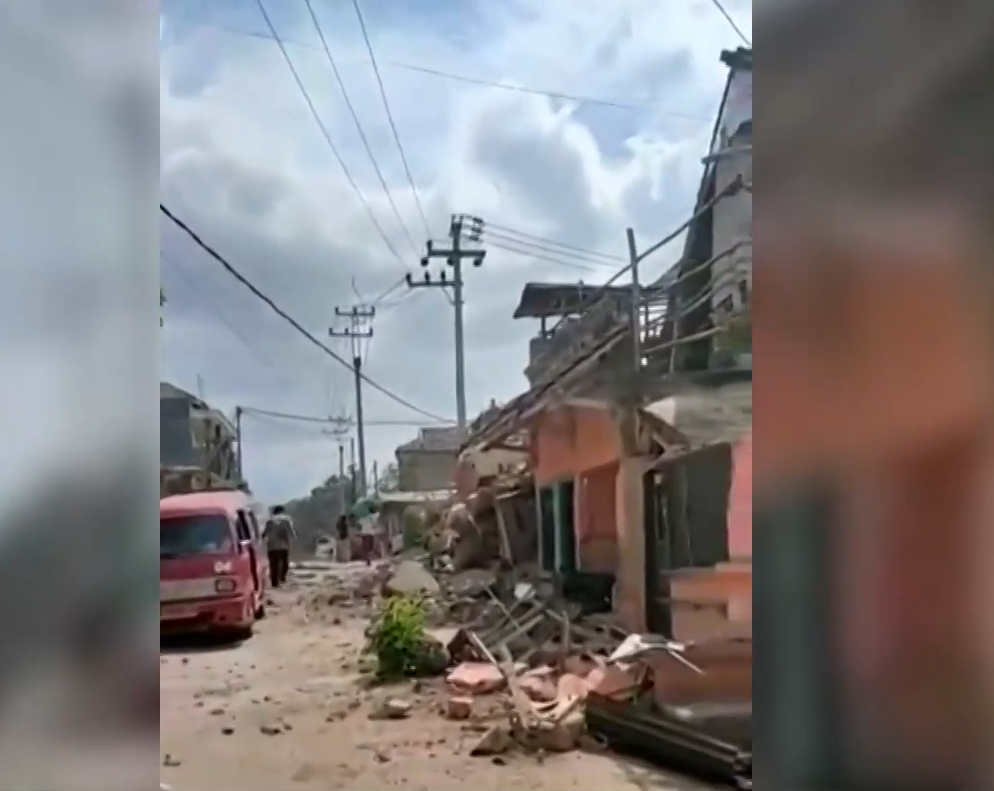 Десетки хора са загинали, след като земетресение разтърси главния индонезийски