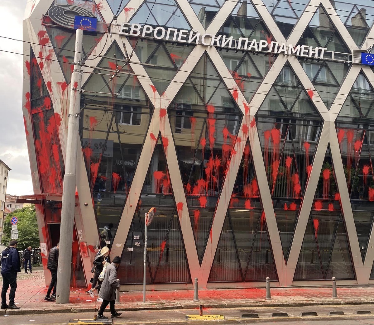 Протестиращи замеряха с червена боя сградата на Европейския парламент в