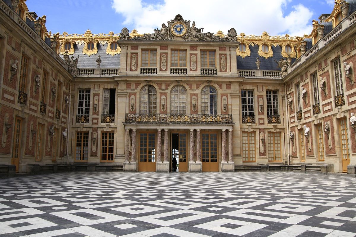 Дворецът Версай във Франция е в процес на евакуация след
