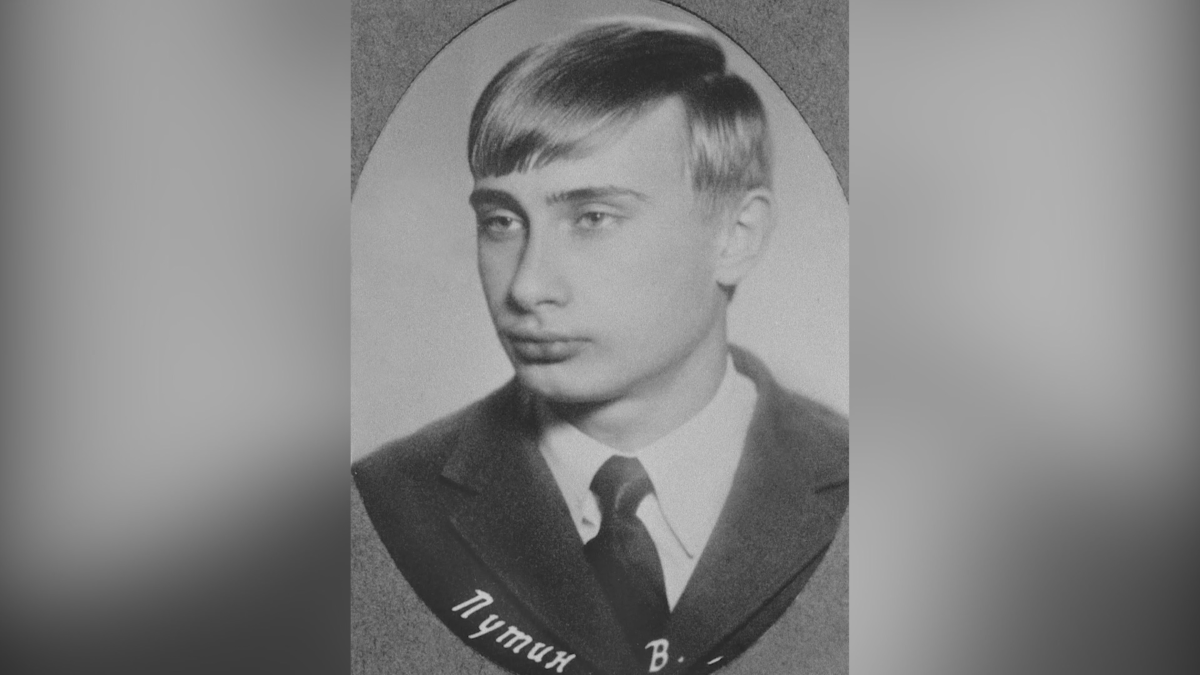 Владимир Владимирович Путин е роден в Ленинград днешен Санкт Петербург