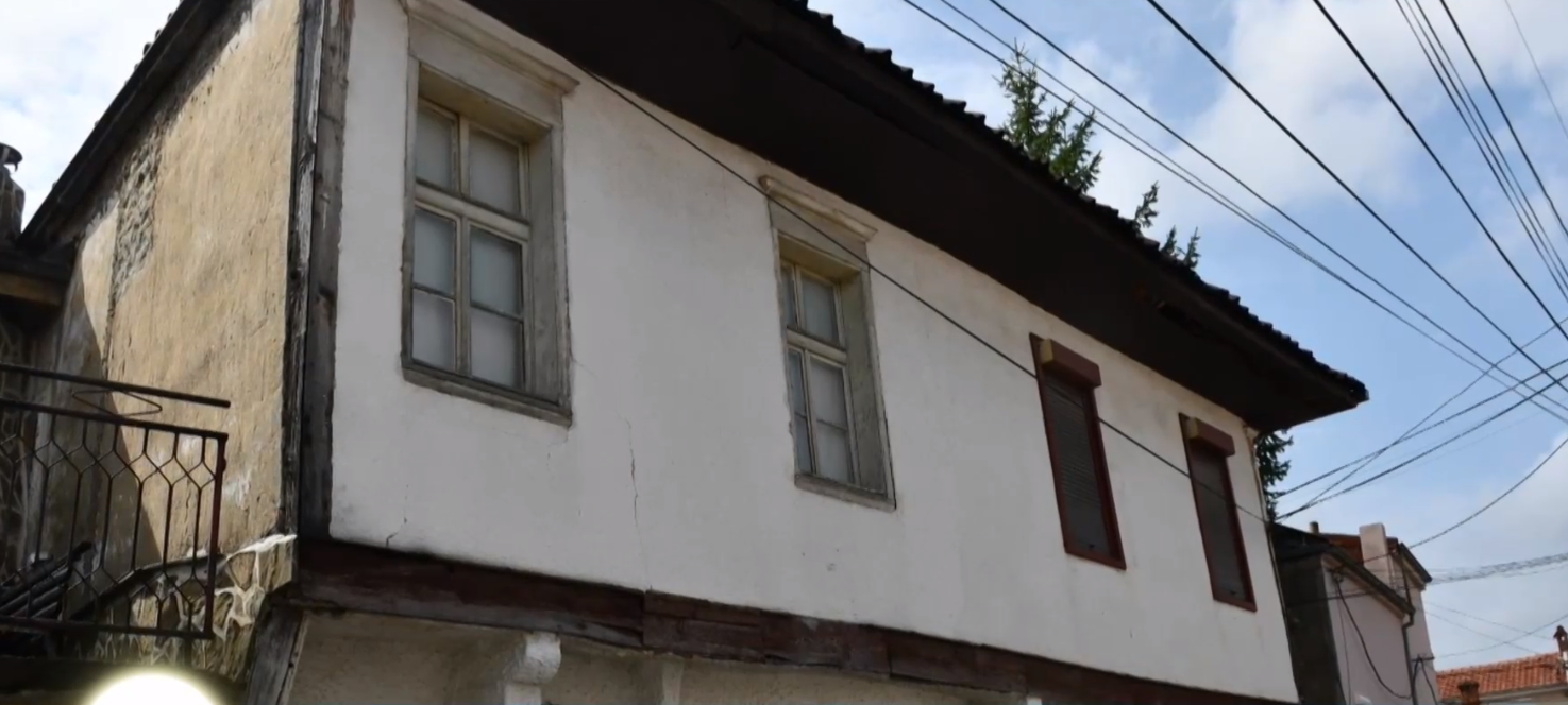 От години къщата на Димитър Талев в родния му град