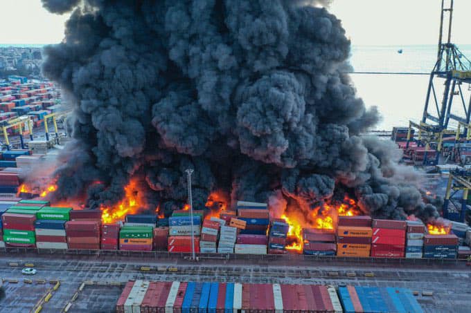 Огромният пожар в пристанището Искендерун в Югоизточна Турция се разраства