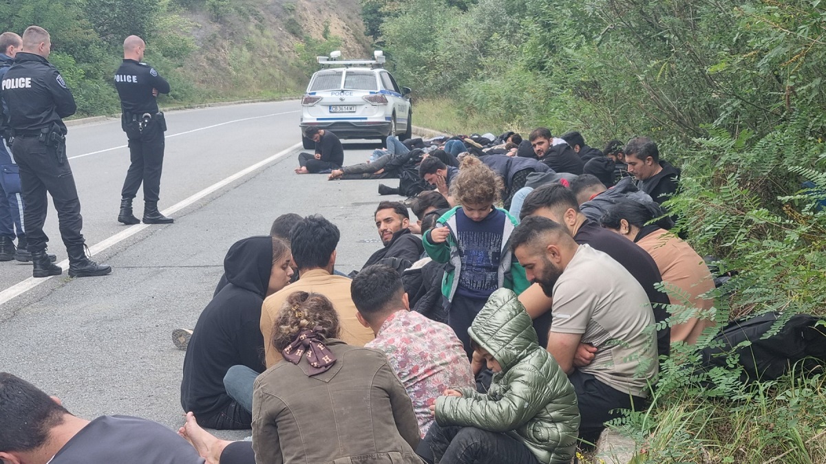 Полицията разби депо за нелегални мигранти в село Сърнево край