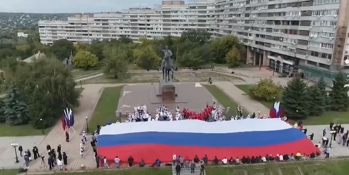Руски знамена се веят по улиците и площадите в териториите