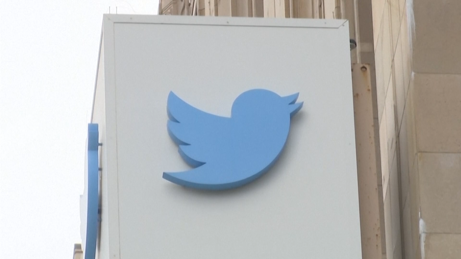 Полицията в Сан Франциско спря свалянето на логото на Twitter