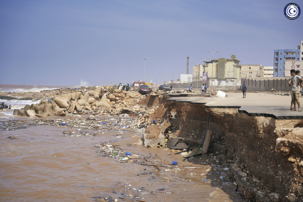Спасителните екипи в либийския град Дерна продължават да разчистват отломки