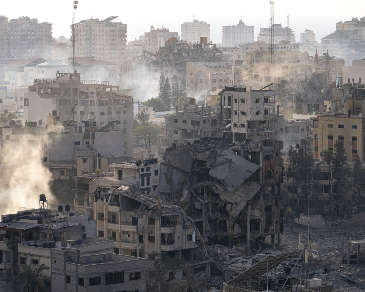 Тихи улици разрушени сгради и десетки военни израелският град