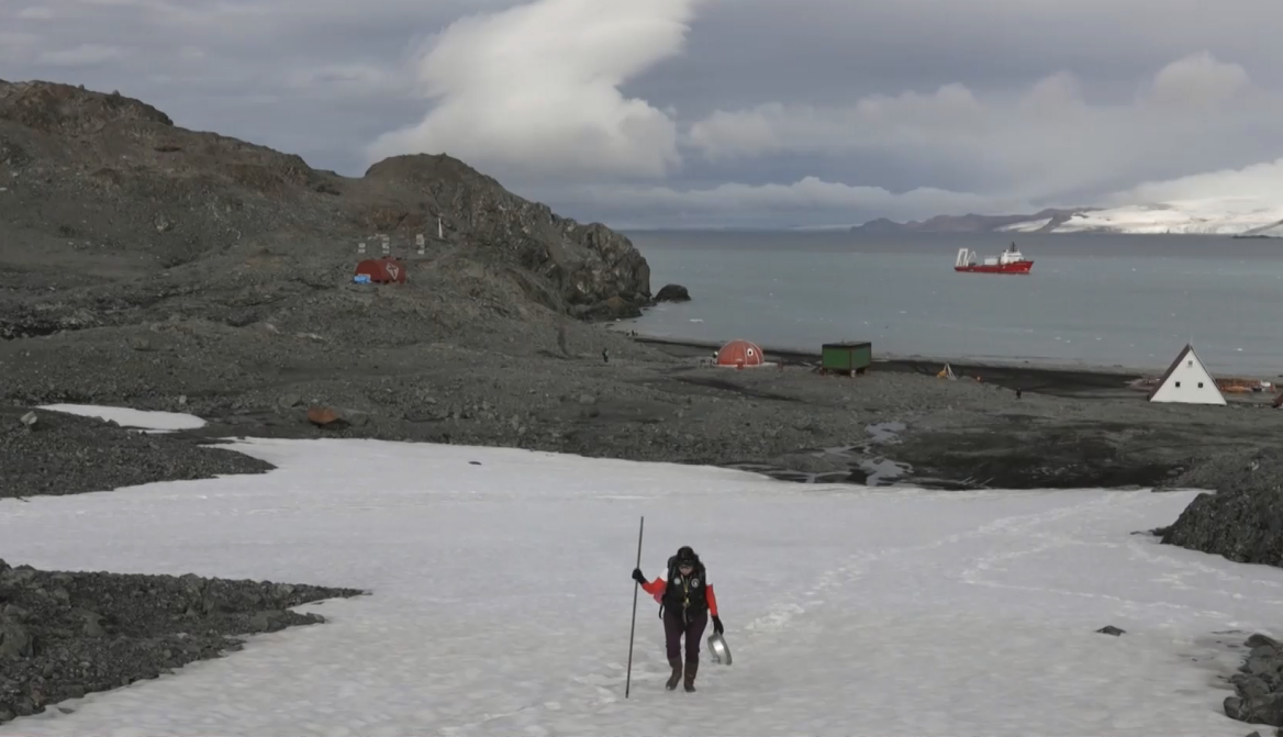 Антарктика е мястото на което учени от целия свят извършват