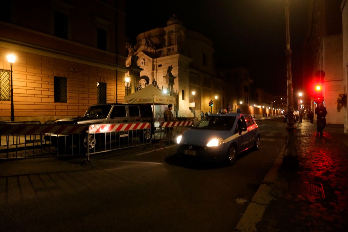 Инцидент във Ватикана Мъж беше арестуван след като се вряза